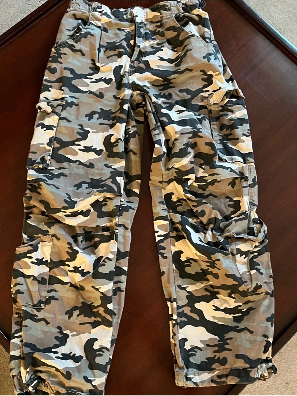 Forever 21 Women’s Camo Cargo Pants - Green, Tan, Black size M